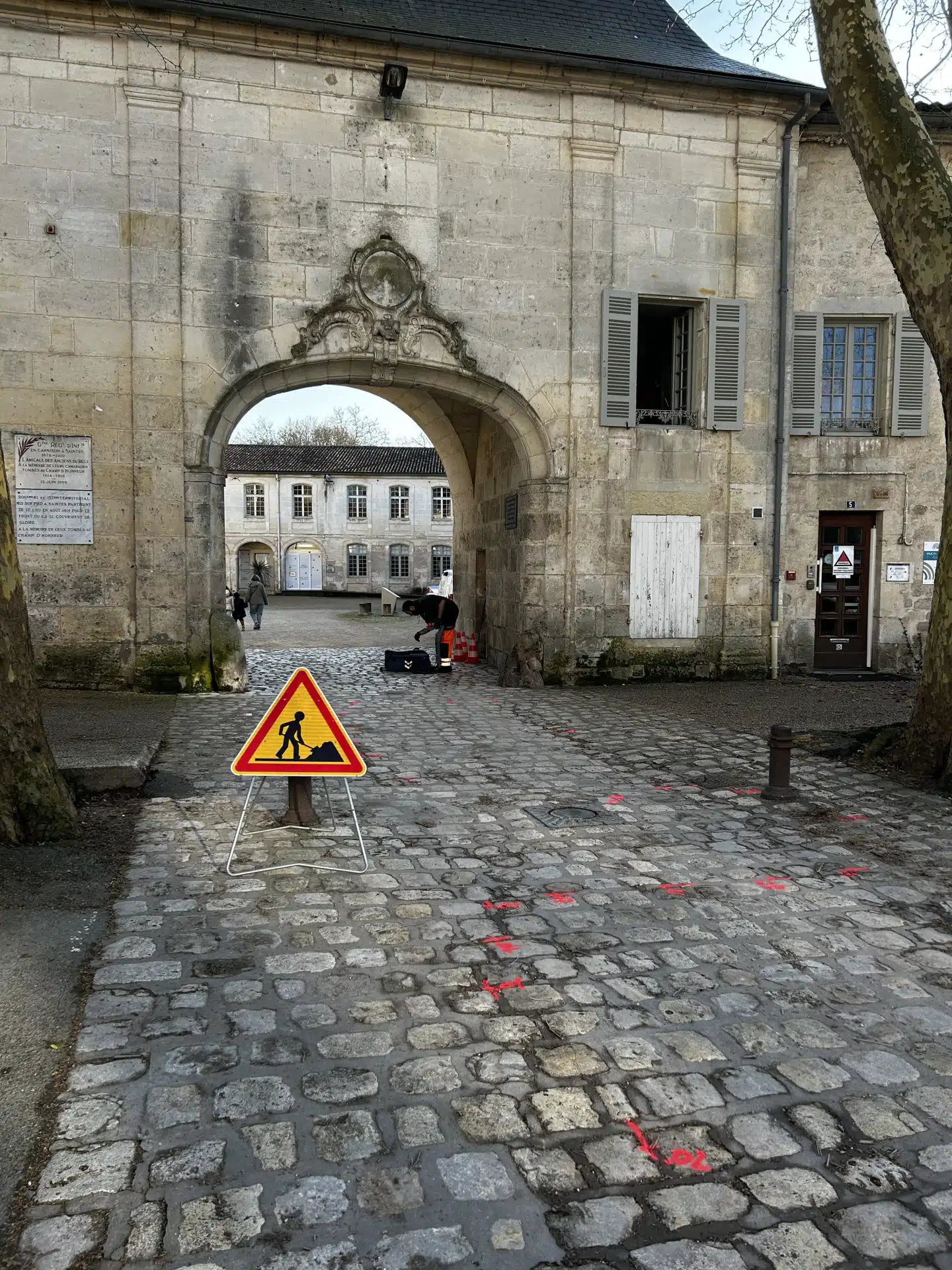 Intervention d'un technicien au coeur de la ville de Saintes