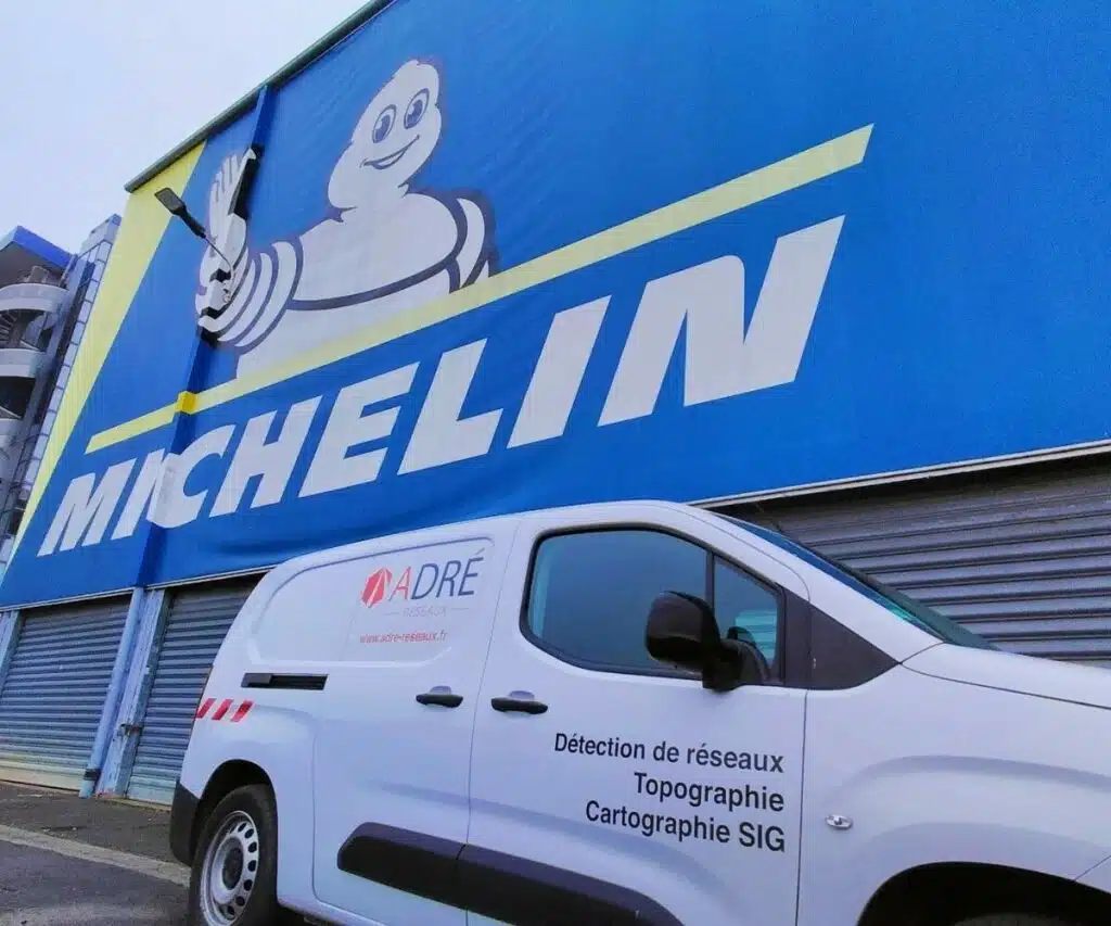 Voiture ADRÉ Réseaux avec logo Michelin