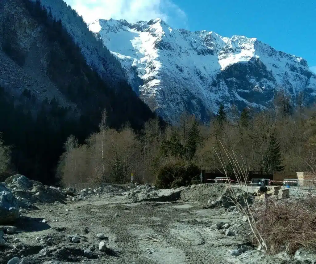 Zone sinistrée à Vénosc, au pied des Alpes, suite à une crue : site d’intervention ADRÉ Réseaux pour un relevé topographique post-intempéries.