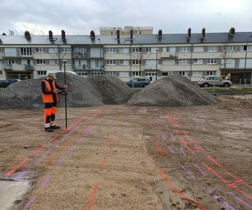 Technicien ADRÉ Réseaux Caen effectuant une détection et un géoréférencement de réseaux enterrés après incident DICT.