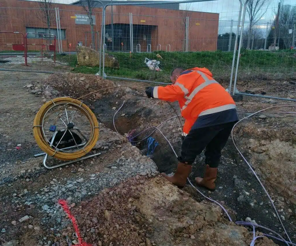 technicien sur un chantier en recherche de réseaux